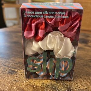 Large Scrunchies Set Of 3 in Midsummer
slip